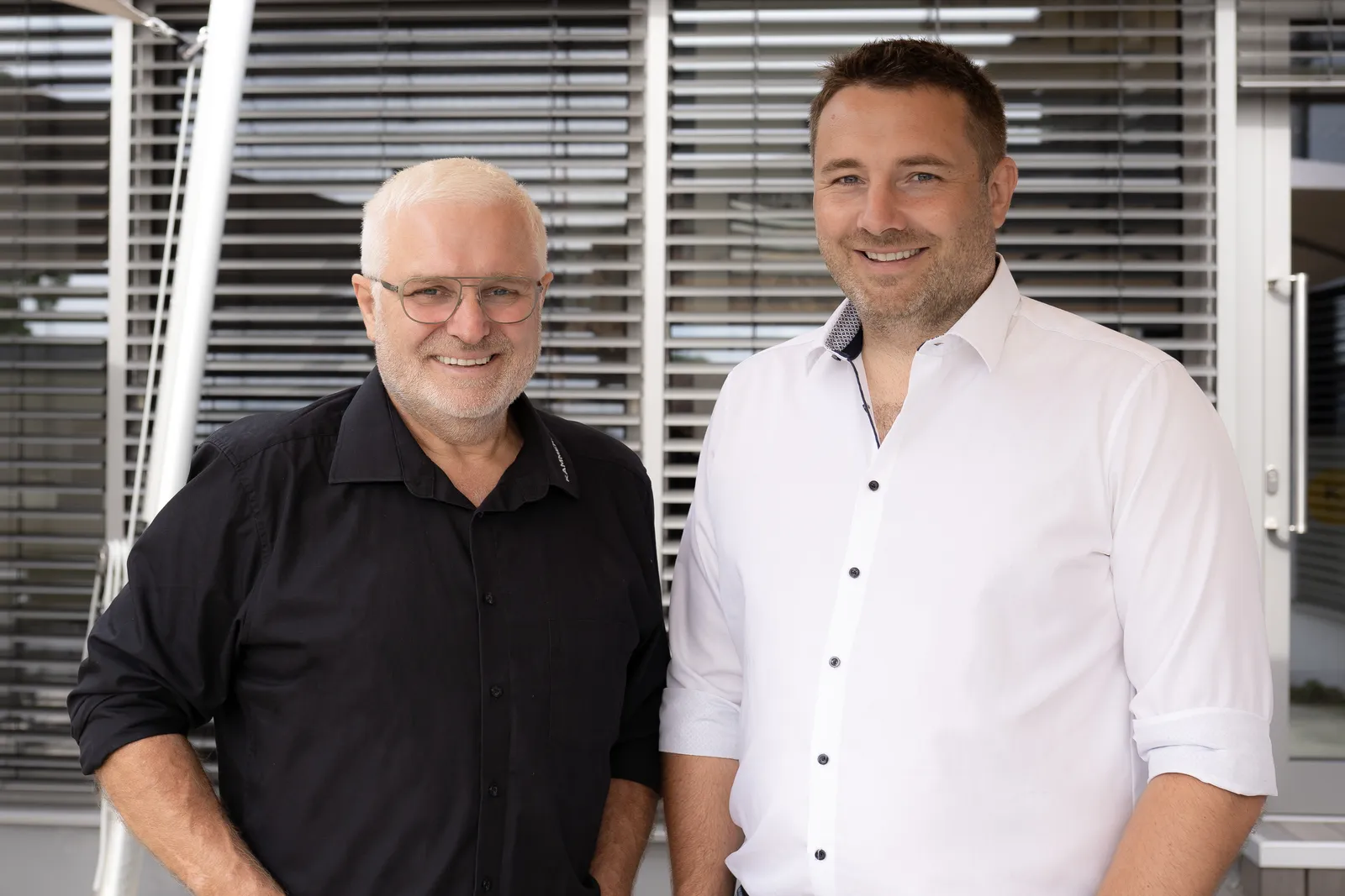 Daniel und Helmut Kammerer vor dem Firmengebäude in Aresing