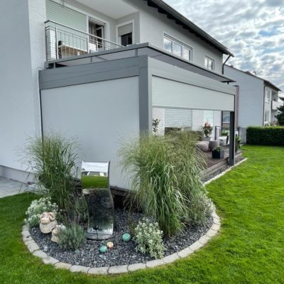 Terrassenüberdachung mit seitlicher Verglasung