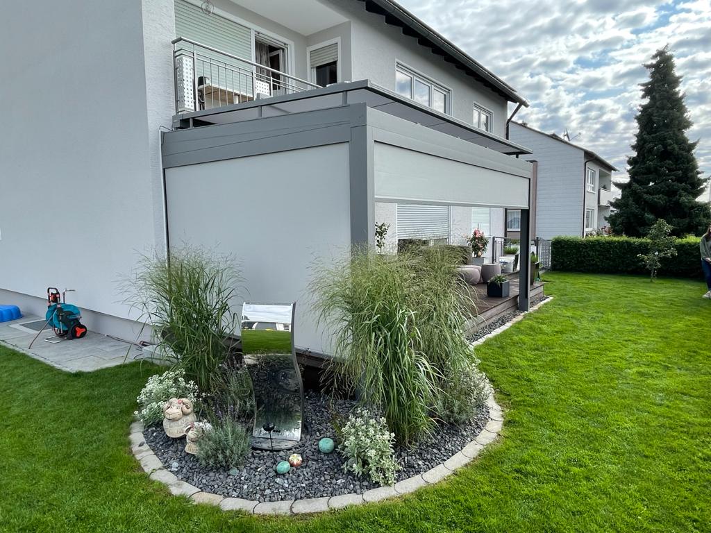 Terrassenüberdachung mit seitlicher Verglasung