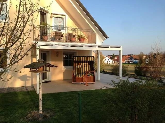 Terrassenüberdachung mit umliegenden Garten und Balkon